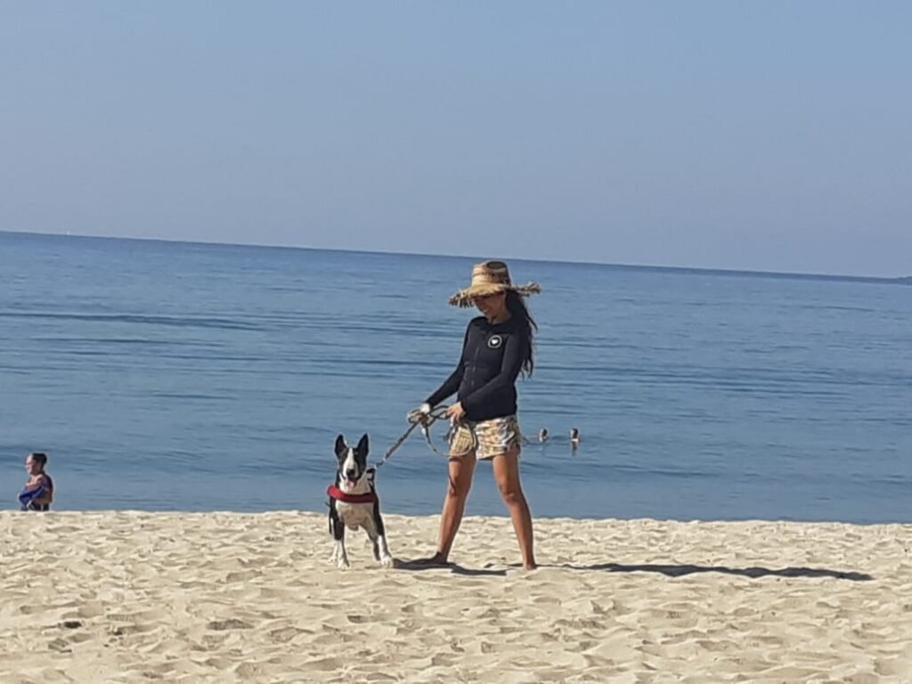 Mi perro y yo en la playa, cuando llegamos a la Riviera Nayarit en  Bahía de Banderas, México.